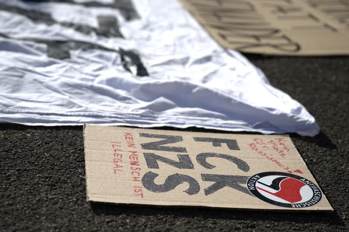 Während des Prozesses lagen die Transparente vor dem Bezirksgericht Uster. Gerichtsprozess gegen Patrick Walder als ehemaligen Präsidenten der SVP Kanton Zürich.